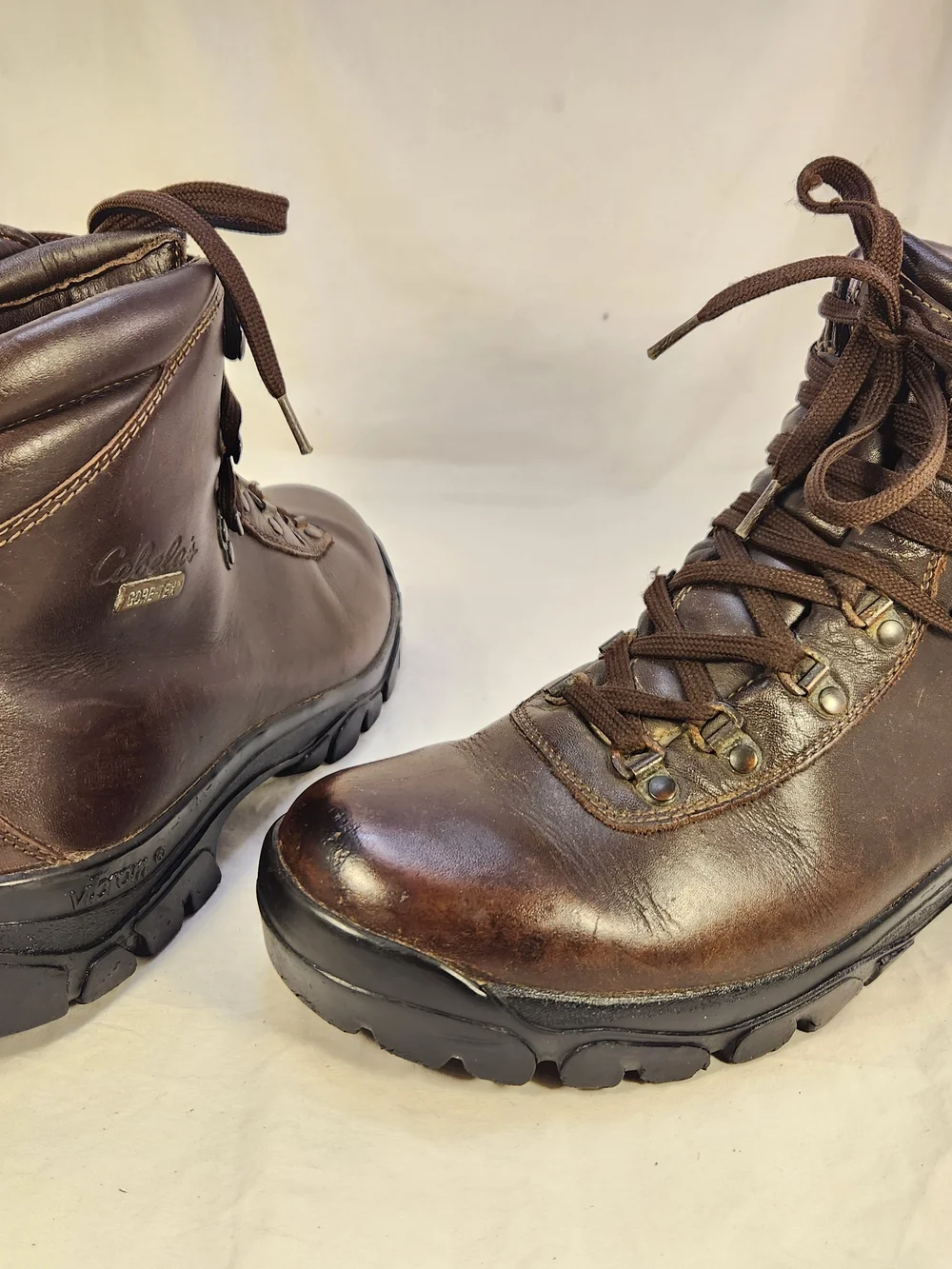 CABELAS  GORETEX VIBRAM SOLE HIKING BROWN LEATHER MEN BOOTS SIZE 10/44